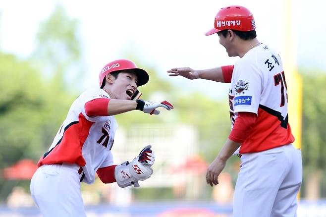 5일 오후 광주-KIA챔피언스필드에서 열린 '2025 신한 SOL Bank KBO리그' 롯데 자이언츠와 KIA 타이거즈의 경기, KIA가 13:0으로 승리하면서 4위에서 단독 2위로 올라섰다. 김호령은 홈런 2개를 포함해 5타수 3안타 5타점을 기록했다. KIA 타이거즈