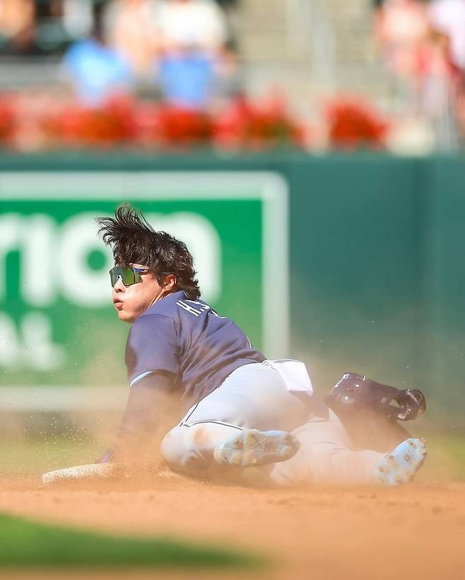 지난 5일 경기 도중 오른쪽 다리에 불편함을 느끼고 교체 아웃된 탬파베이 레이스 내야수 김하성이 6일 미국 미네소타주 미니애폴리스의 타깃필드에서 열리는 2025 미국 메이저리그(MLB) 미네소타 트윈스와의 원정경기 선발 명단에서 제외됐다. 탬파베이 구단 공식 SNS