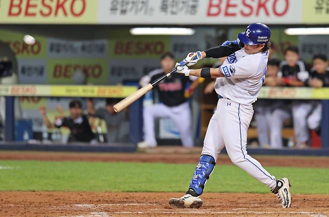 5일 대구 삼성라이온즈파크에서 열린 2025 신한 SOL Bank KBO리그 LG 트윈스와 삼성 라이온즈의 경기, 삼성 류지혁이 5회말 무사 만루 찬스에서 적시타를 때려내고 있다. 삼성 라이온즈