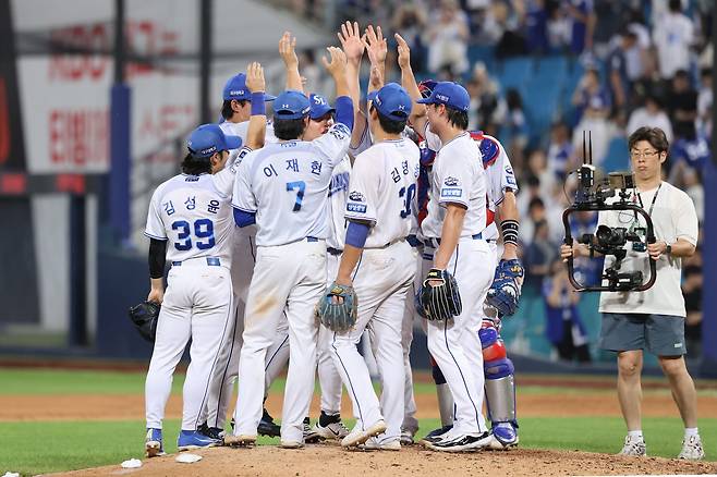 5일 대구 삼성라이온즈파크에서 열린 2025 신한 SOL Bank KBO리그 LG 트윈스와 삼성 라이온즈의 경기, 7-6 승리를 가져오며 위닝시리즈를 확정한 삼성 선수단이 세레모니를 하고 있다. 삼성 라이온즈