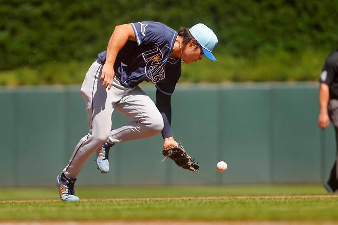 탬파베이 레이스 내야수 김하성이 미국 미네소타주 미니애폴리스의 타깃필드에서 열린 2025 미국 메이저리그(MLB) 미네소타 트윈스와의 원정경기에 7번타자 겸 유격수로 선발 출전해 3타수 1안타 1도루를 기록했다. 7회초 3루 도루를 시도하다가 다리 쪽에 불편함을 느끼면서 7회말 월스와 교체됐다. AP 연합뉴스