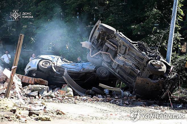 지난 4일 러시아 공습으로 부서진 차량 [UPI 연합뉴스]