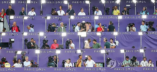 다양한 모습의 올림픽 방송 부스 (파리=연합뉴스) 김도훈 기자 = 7일(현지시간) 2024 파리올림픽 육상 경기가 열린 프랑스 파리 스타드 드 프랑스에 마련된 해외 방송사들의 중계부스 모습. 2024.8.8 superdoo82@yna.co.kr