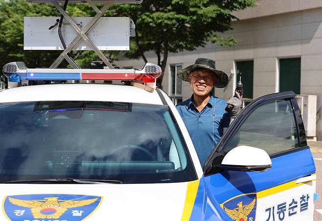 순찰차 앞에서 기념사진 [이성민 촬영]