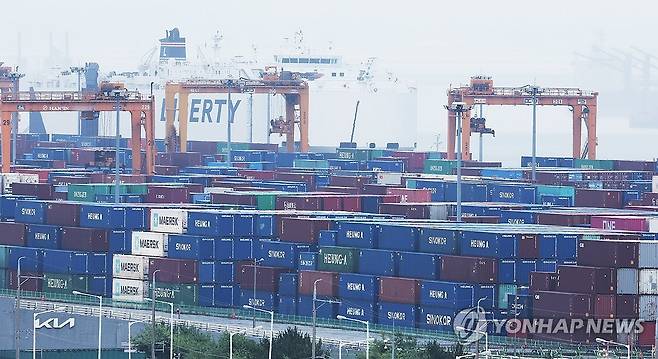 평택항에 쌓여 있는 컨테이너 (평택=연합뉴스) 홍기원 기자 = 미국 트럼프 행정부가 부과한 관세 영향 속에서도 6월 수출이 작년보다 4.3% 증가하면서 한 달 만에 수출 증가세를 회복했다.
    주력 상품인 반도체가 사상 최대 실적을 기록하고, 미 관세 영향권에 든 자동차 수출도 6월 역대 최대 실적을 달성하면서 전체 수출을 견인했다
    사진은 1일 경기도 평택항에 컨테이너가 쌓여 있는 모습. 2025.7.1 xanadu@yna.co.kr
