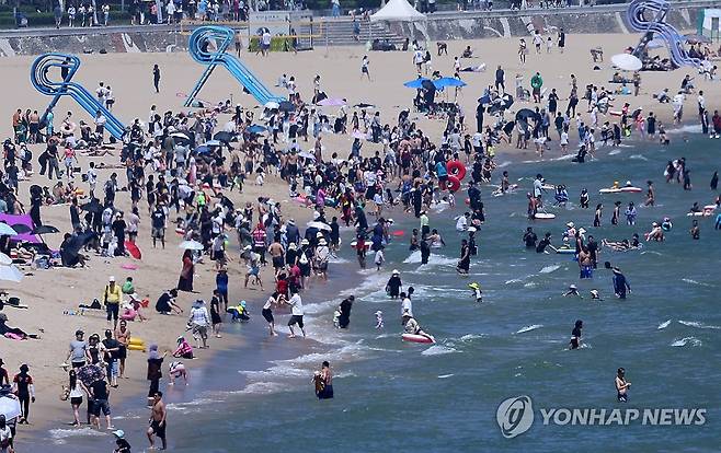6월 해운대 '북적' 지난 6월 29일 오후 부산 해운대해수욕장에서 피서객들이 물놀이를 하며 더위를 식히고 있다. [연합뉴스 자료사진]