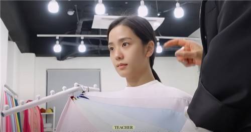 퍼스널컬러 진단 받는 블랙핑크 지수 [유튜브 캡처. DB 및 재판매 금지]