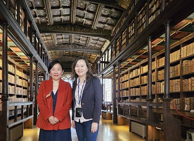 옥스퍼드대 소장 19세기 한국어 문법서 연구한 사서와 한국문화원장 (런던=연합뉴스) 19세기 한국어 동사 활용 문법서 '동사 하다의 종결형'을 연구한 하니 라일리 옥스포드대 위클리프홀 도서관장 겸 얀튼매너 라니어 신학 도서관장(오른쪽)과 선승혜 주영한국문화원장이 올해 6월 이 책이 소장된 영국 옥스퍼드대 보들리언 도서관에서 기념 촬영을 하고 있다. 2025.7.6 [선승혜 문화원장 제공]