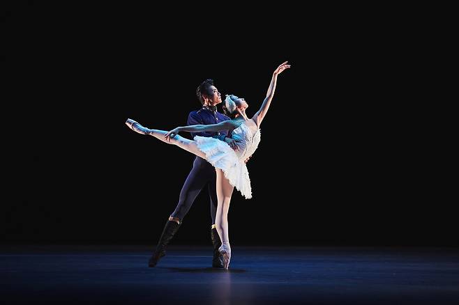 영국 로열 발레 '더 퍼스트 갈라' 중 '백조의 호수' 2막 파드되 [Studio AL, LG아트센터 제공. 재판매 및 DB금지]