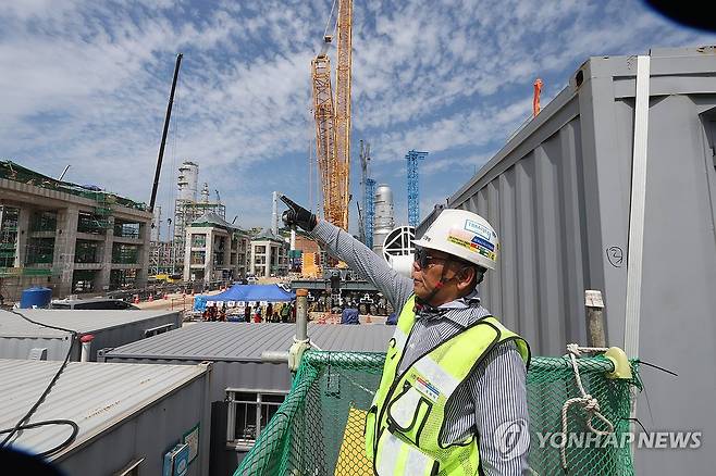 '여기가 국내 최대 석유화학공장 건설 현장' (울산=연합뉴스) 장지현 기자 = 폭염특보 일주일째인 3일 울산 울주군 온산읍 에쓰오일 샤힌프로젝트 건설 현장에서 한 근로자가 공사 현장을 설명하고 있다. 이날 울산 전역에는 폭염경보와 폭염 영향예보 '경고' 단계가 발령됐다. 2025.7.3 jjang23@yna.co.kr