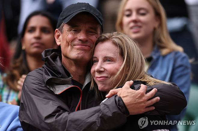 딸의 16강 진출을 기뻐하는 벤 나바로(왼쪽)와 켈리 나바로. [AFP=연합뉴스]