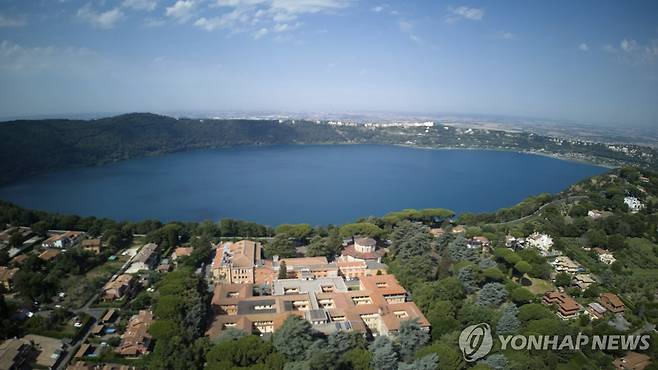 카스텔 간돌포의 알바노 호반에 위치한 교황 별장 [AP 연합뉴스 자료사진. 재판매 및 DB 금지]