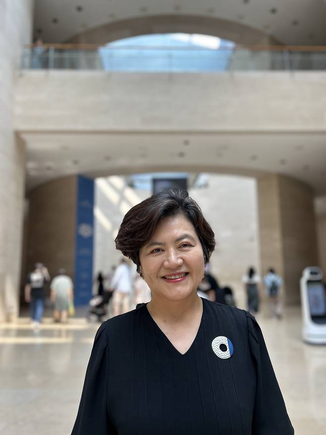 이현주 국립중앙박물관 홍보전문경력관     (서울=연합뉴스) 김예나 기자 = 이현주 국립중앙박물관 홍보전문경력관이 지난 4일 연합뉴스와 인터뷰한 뒤 기념 촬영을 하고 있다. 2025.7.6
    yes@yna.co.kr