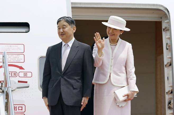 몽골 방문을 위해 출국하는 일왕 부부 (교도=연합뉴스) 나루히토 일왕 부부가 몽골 국빈 방문을 위해 6일 하네다 공항에서 정부 전용기를 타고 있다. 2025.7.6. evan@yna.co.jr