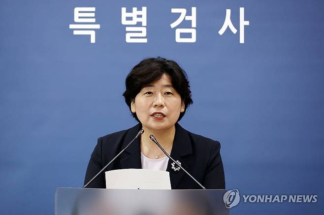 브리핑하는 박지영 내란 특검보 (서울=연합뉴스) 윤동진 기자 = 박지영 내란 특검보가 2일 서초구 서울고검에서 브리핑을 하고 있다. 2025.7.2 mon@yna.co.kr