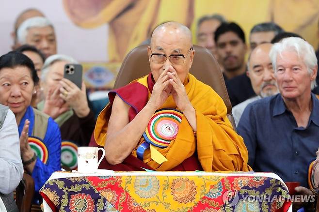 달라이 라마 90세 생일 맞아 (다람살라[인도] EPA=연합뉴스) 티베트의 정신적 지도자 달라이 라마(가운데)가 6일(현지시간) 인도 히말라야 다람살라의 사원에서 90세 생일 축하에 참석해 신도들과 인사하고 있다. 2025.07.06