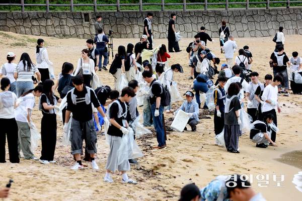 신한대학교 학생들이 일본 대마도 카츠미해변에서 첫날 해양쓰레기 청소 활동. 2025.7.6 대마도/최재훈기자 cjh@kyeongin.com