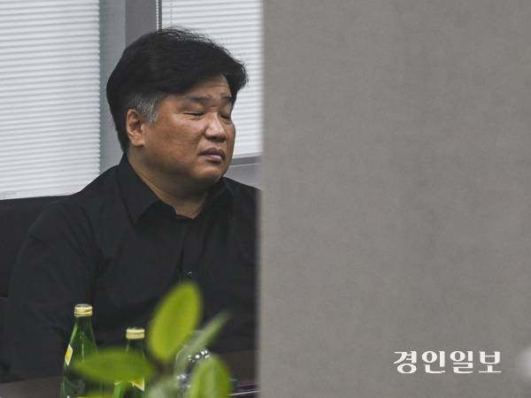 직원을 향한 성희롱 발언 의혹으로 논란의 중심에 선 양우식 경기도의원이 경기도의회 한 사무실에서 관계자와 대화하고 있다. /경인일보DB