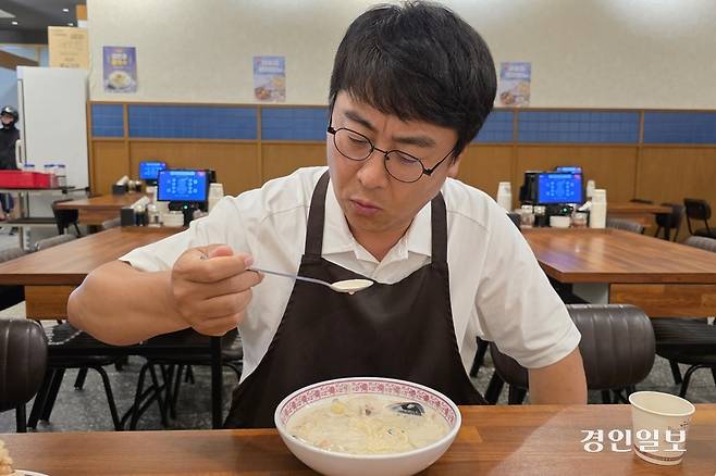 이때까지만 해도 사실 크림짬뽕에 대한 의구심을 떨치지 못했다. 하지만 국물 한 입을 뜨는 순간 생각이 바뀌었다. /황성규기자 homerun@kyeongin.com