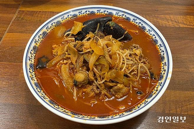 소고기짬뽕이지만 홍합과 가리비도 들어 있다. 사장님의 실수가 아니었길. /황성규기자 homerun@kyeongin.com