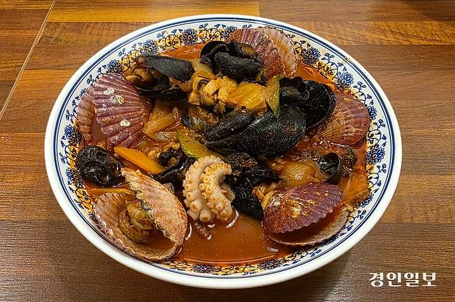 온갖 해산물로 뒤덮인 팔도해물짬뽕. 보고만 있어도 뿌듯하다. /황성규기자 homerun@kyeongin.com