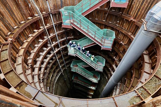 ▲ 7일 인천 중구 영종도 해저 송수관로 공사 터널 굴진 관통식에서 유정복 시장이 현장을 점검하고 있다. /이호윤 기자 256@incheonilbo.com