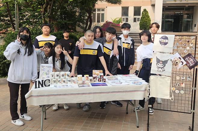 ▲&nbsp;경일관광경영고 학생들이 비즈쿨 마켓을 운영 중인 모습./사진제공=안산교육지원청