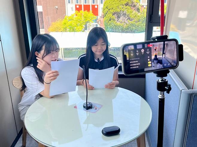 ▲ 안산서초 학생들이 영상 제작 중인 모습./사진제공=안산교육지원청