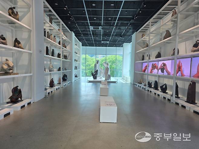 양주시립민복진미술관 상설 전시 '두 손' 전시 전경. 이준도기자