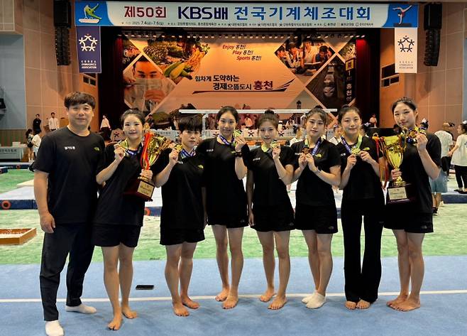 경기도청 체조부 장경환(사진 맨왼쪽)코치와 선수들이 시상식후 기념촬영을 하고 있다. 사진=경기도체육회