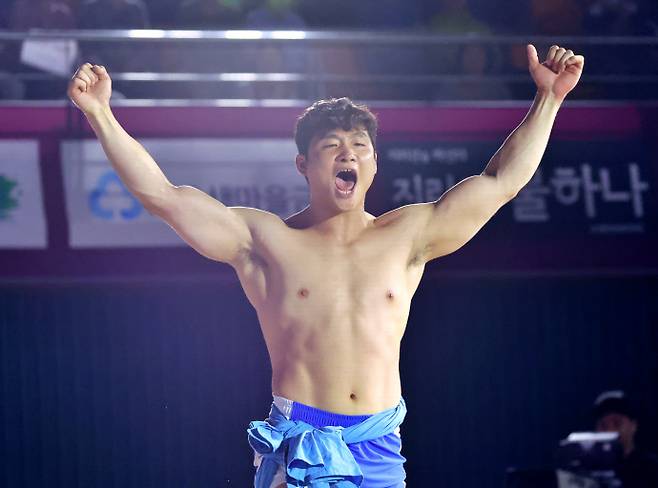 김기수(수원시청)가 2025 민속씨름 보은장사씨름대회에서 개인 통산 8번째 금강장사에 등극하며 포효하고 있다. 사진=대한씨름협화
