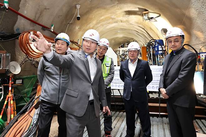 이상일 용인특례시장이 반도체 클러스터 전력망 송전터널에서 현장점검을 벌이고 있다.<용인시 제공>