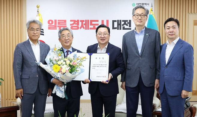 대전시는 7일 강인호 한남대 건축학과 명예교수를 제4대 총괄건축가로 공식 위촉했다.<사진 왼쪽부터 박준용 명품디자인담당관, 강인호 제4대 총괄건축가, 이장우 대전시장, 유득원 대전시 행정부시장, 이택구 대전시 정무경제과학부시장> 사진제공은 대전시