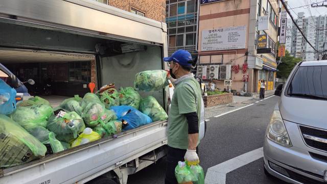미화원(수차원) 박모(50대) 씨가 생활폐기물을 수거하고 있다. 사진=김중곤 기자
