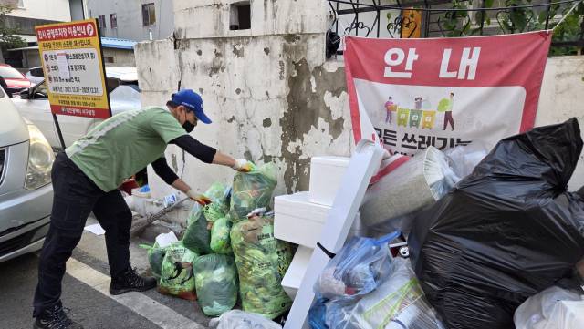 미화원(수차원) 박모(50대) 씨가 생활폐기물을 수거하고 있다. 사진=김중곤 기자