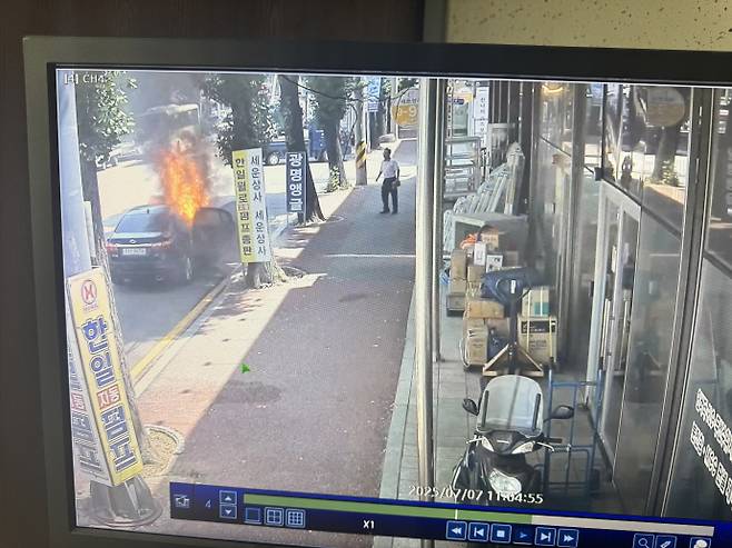 7일 오전 광주 서구 양동시장 인근 '공구의 거리'에서 발생한 차량 화재에 인근 상인들은 여전히 불안해 하는 모습이었다. 이날 오전 11시 4분께 편도 2차선 도로에 정차 중이던 승용차 한 대에서 불이 났다. 사진은 CCTV에 녹화된 당시 화재 상황. /임지섭 기자 ljs@namdonews.com