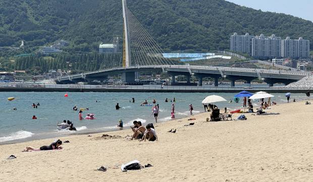 지난 5일 여수시 웅천친수공원을 찾은 피서객들이 물놀이를 즐기고 있다.