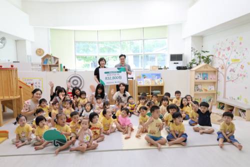 ◇원주 푸른숨어린이집(원장:박남현)은 7일 초록우산 강원지역본부(본부장:정동환)에 바자회 수익금 83만2,800원을 전달했다.