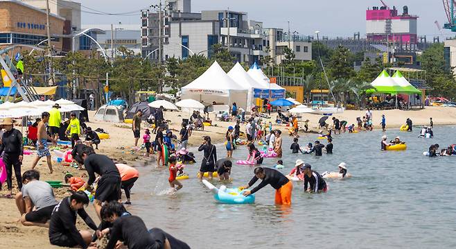 울산지역 폭염이 이어지고 있는 6일 울산 동구 일산해수욕장에서 피서객들이 시원한 바다에서 물놀이를 하며 더위를 식히고 있다. 최지원 기자&nbsp;