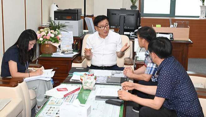 울산시의회 김수종 부의장은 4일 시의회 제2부의장실에서 울산시 관계부서로부터 '일산오수중계펌프장 지중화사업' 추진 상황에 대한 보고를 받았다. 울산시의회 제공