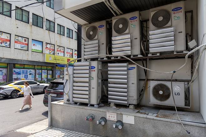 울산지역 폭염이 이어지고 있는 7일 남구의 한 건물에 설치된 에어컨 실외기에서 뜨거운 바람이 뿜어져 나오고 있다. 최지원 기자