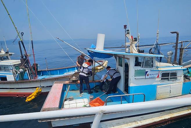 7일 오전 울산 동구 주전 동방 약 3㎞ 떨어진 해상에서 조업 중이던 70대 선장 A씨가 쓰러져 해경이 응급조치를 하고 있다. 울산해경 제공