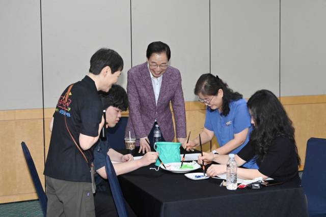 임종식 경북교육감이 지난 4~5일 경주에서 진행된 1박 2일 교사 연수 행사에 직접 참여해 현장의 이야기를 듣고 교사들과 소통하고 있다. 경북교육청 제공