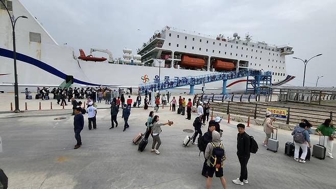 울릉크루즈를 이용해 울릉도를 찾은 관광객. /김두한 기자