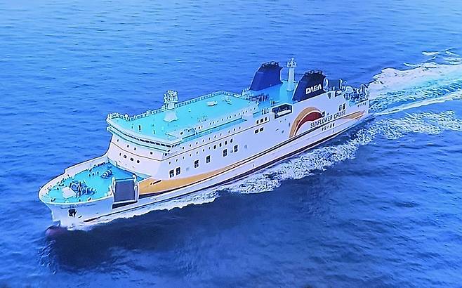 후포~울릉도 간을 운항하는 울릉썬플라워크루즈. /김두한 기자