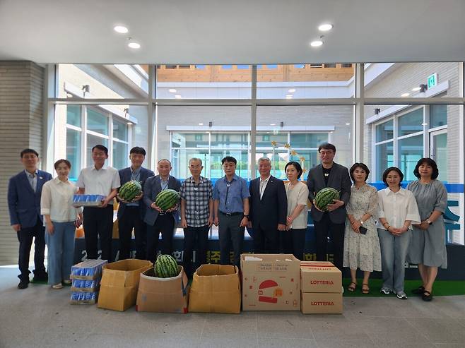 APEC범시도민지원협의회 공동회장인 박몽룡 회장과 이상걸 회장 등과 회원들이 7일 경북도청 내 APEC준비지원단 사무실을 방문해 격려 물품을 전달하고 있다./경북도 제공