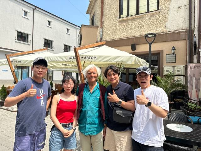 극단 배우창고 배우와 스태프가 세계적 연출 거장 유제니오 바르바(가운데)와 기념촬영을 하고 있다. 바르바는 식사 중인 '워 아이니?' 팀을 찾아와 칭찬을 아끼지 않았다. 극단 배우창고 제공