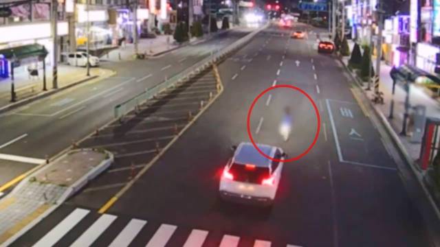 50대 A 씨가 흉기를 든 채 경남 진주시 한 도로를 배회하고 있다. 경남경찰청 제공