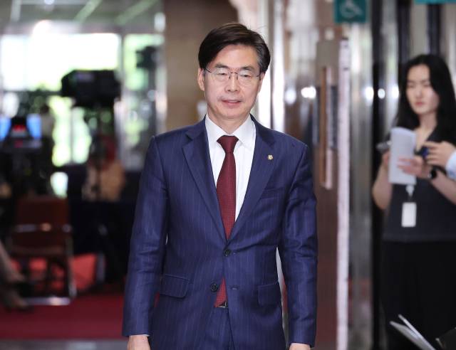 국민의힘 조경태 의원이 18일 국회에서 송언석 원내대표 주재로 열리는 4선 이상 의원들과의 간담회에 참석하기 위해 이동하고 있다. 연합뉴스