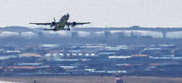 부산 김해국제공항 활주로에서 이륙하는 에어부산 항공기. 부산일보DB